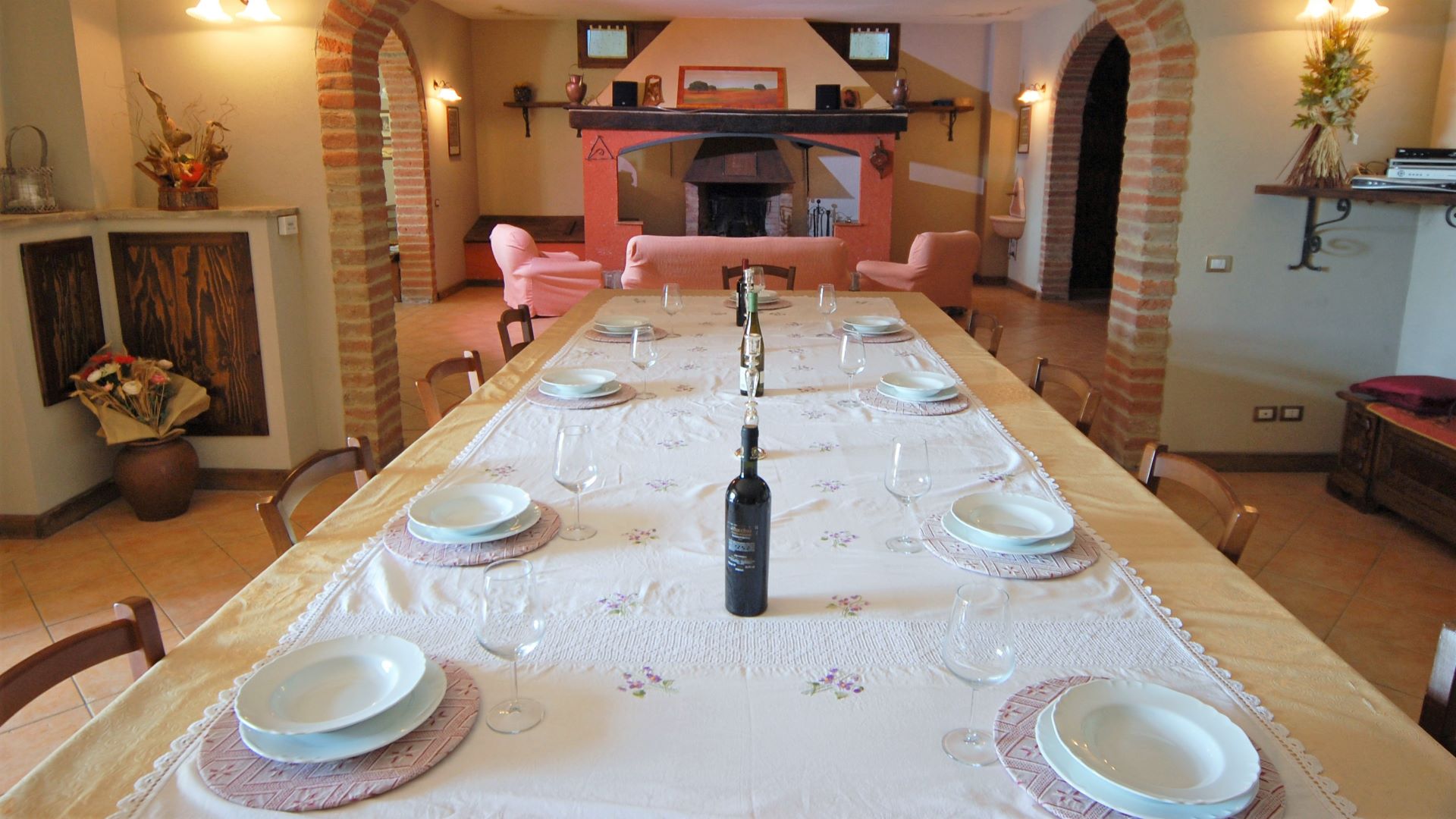 Sala con soggiorno, cucina e salotto 